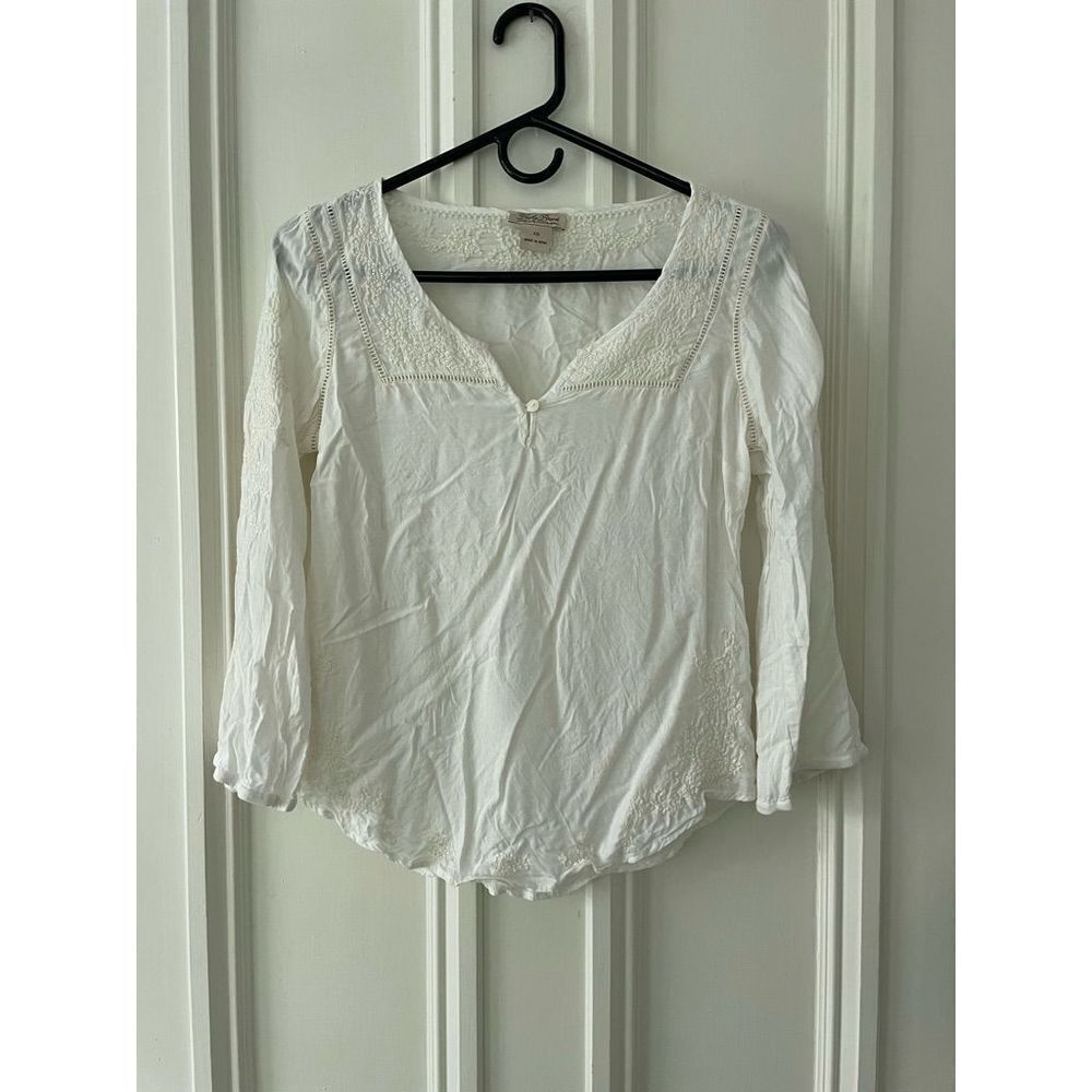 Lucky brand cream colored v-neck embroidered long sleeve blouse xs